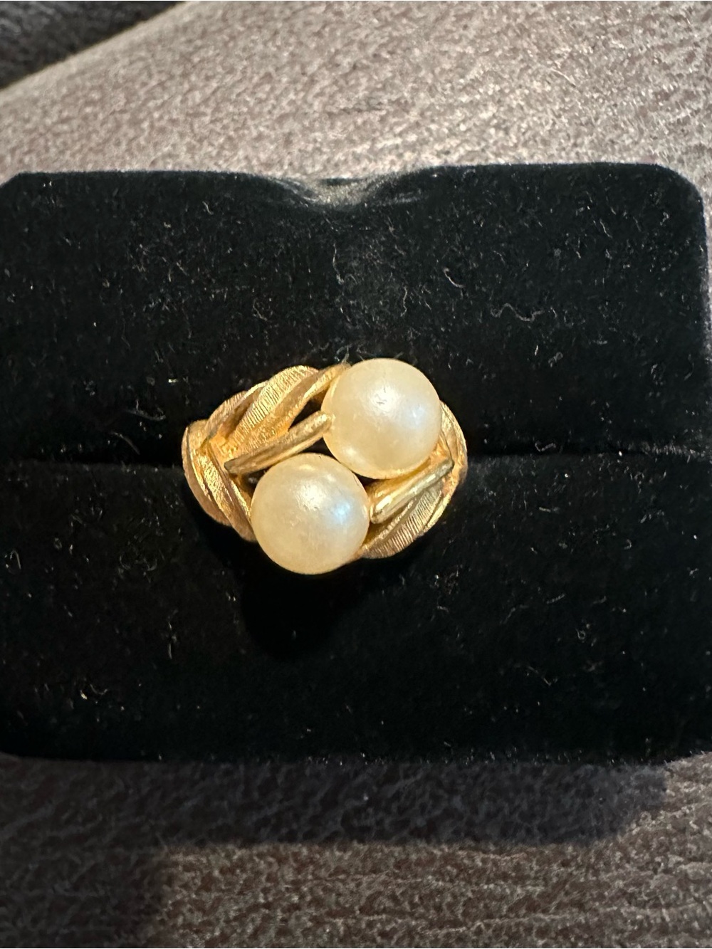 Avon gold tone faux pearl cocktail ring, size 7 vintage